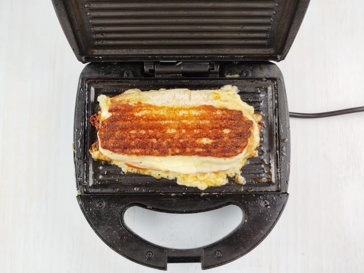 Cachorro-quente após prensa na sanduicheira.