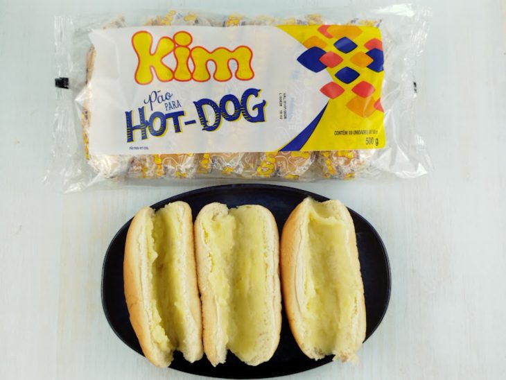 Purê de batata espalhado no meio do pão.