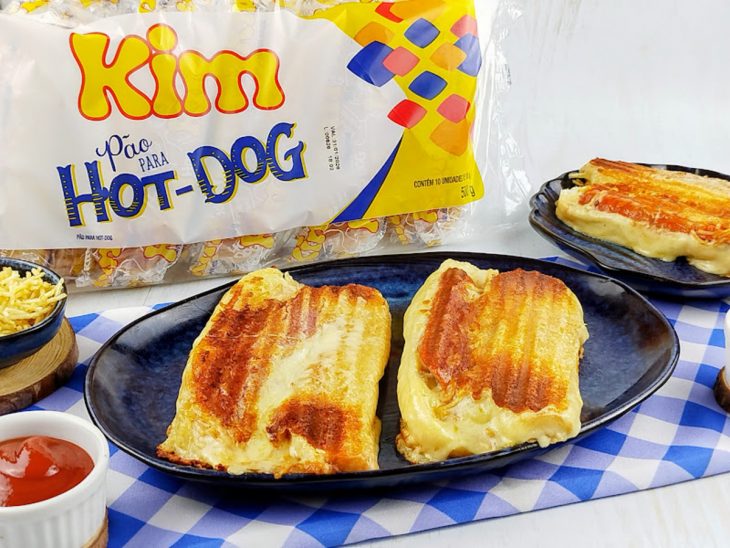 Cachorro-quente prensado pronto para consumo.