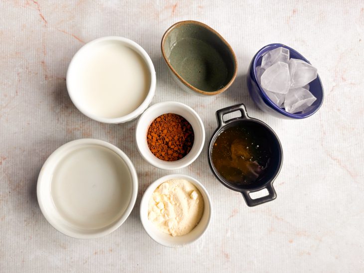 Ingredientes organizados sobre a bancada antes do preparo.