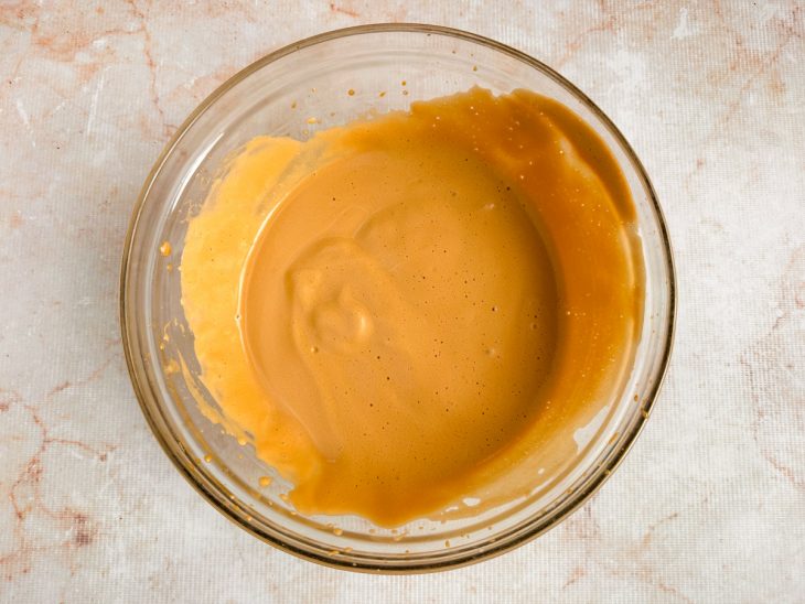 Creme de café sendo batido até ficar claro, volumoso e aerado.