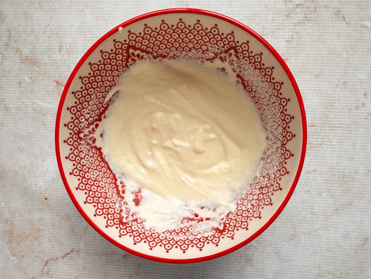 Creme de leite em pó batido até atingir textura lisa e homogênea.