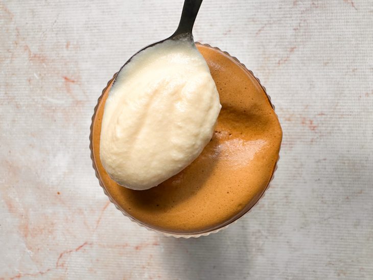 Leite adicionado ao copo sobre o gelo.