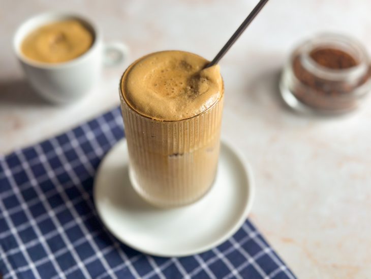 Bebida montada com camadas aparentes pronta para servir.
