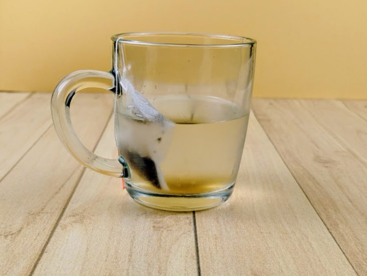 Chá em infusão fria numa xícara com água.