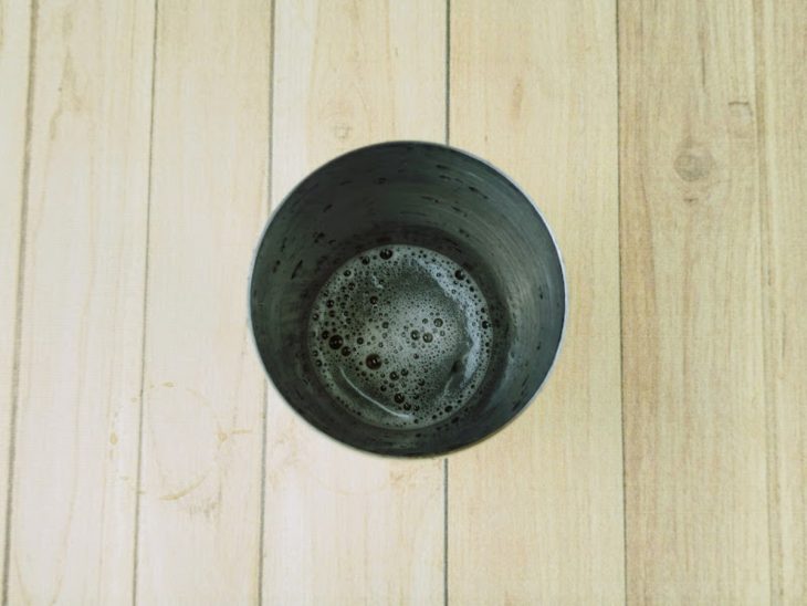 Suco de limão, açúcar e doses adicionadas na coqueteleira.