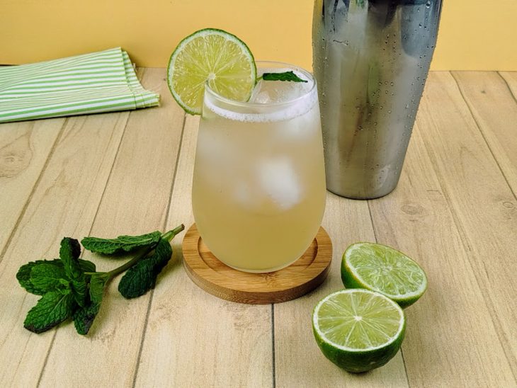 Caipirinha com chá de limão pronta para consumo.