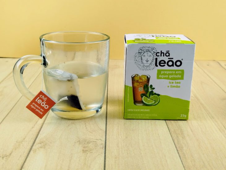 Chá em infusão fria numa xícara com água.