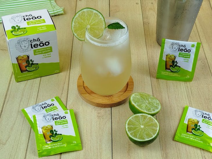 Caipirinha com chá de limão pronta para consumo.