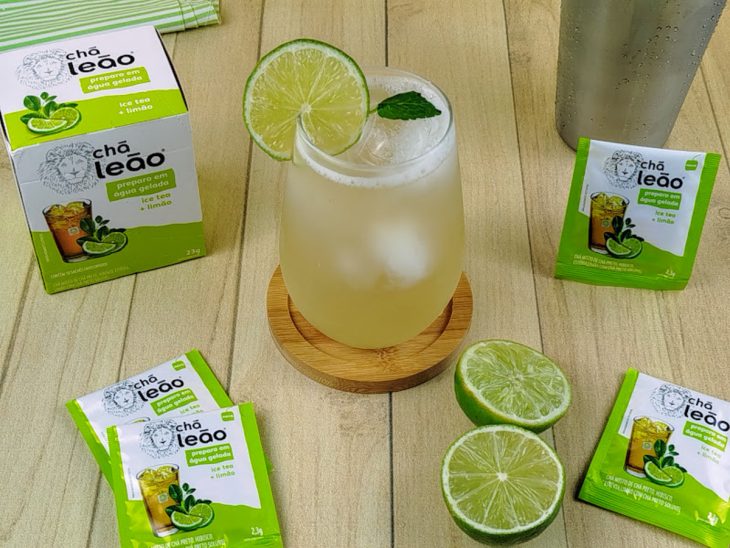 Caipirinha com chá de limão pronta para consumo.