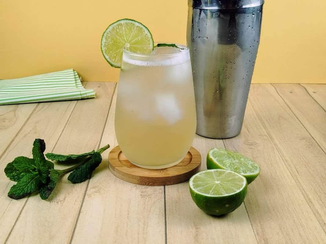 Caipirinha com chá de limão