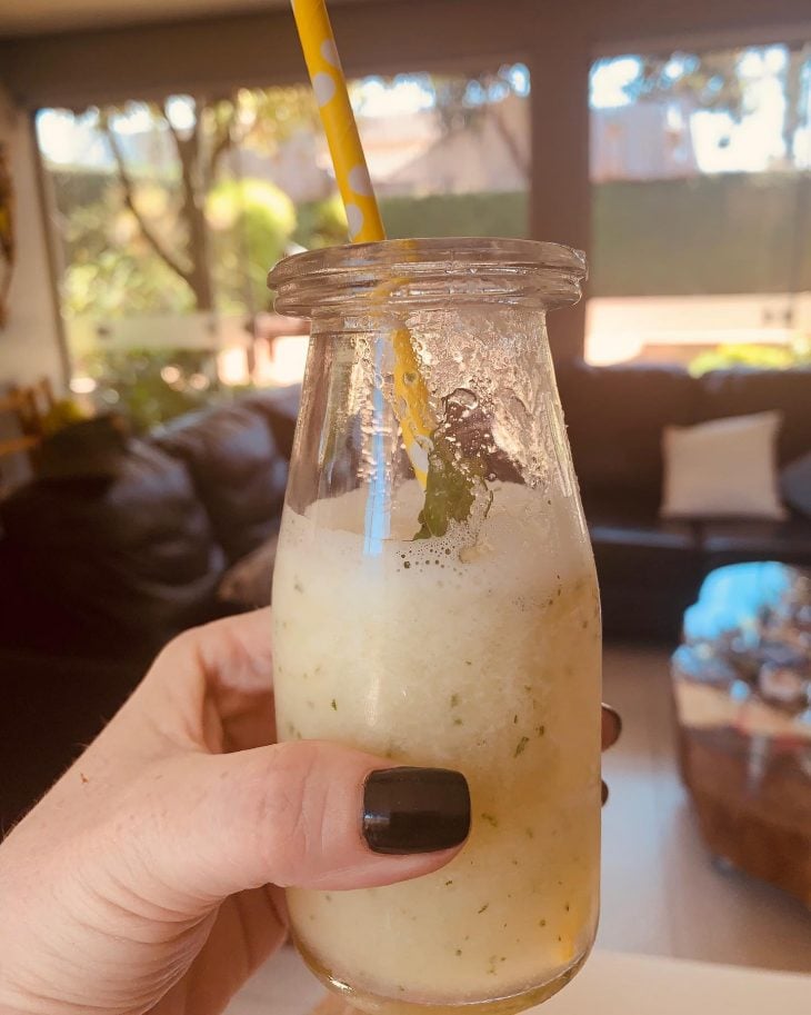 Caipirinha com tequila de abacaxi e hortelã