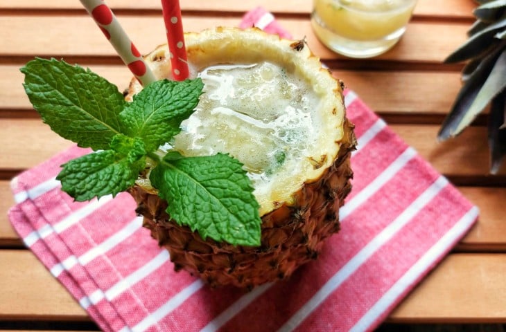 Caipirinha de abacaxi com hortelã