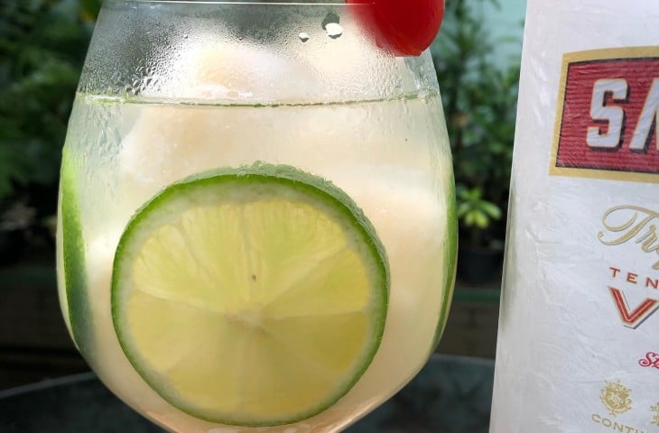 Caipirinha de caju e limão