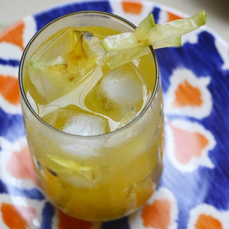 Caipirinha de carambola e maracujá