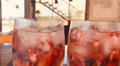 Caipirinha de frutas vermelhas com saquê