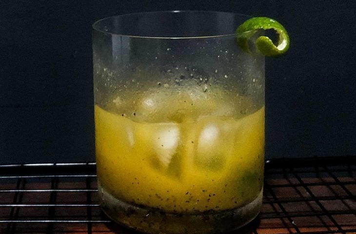 Caipirinha de limão com geleia de maracujá