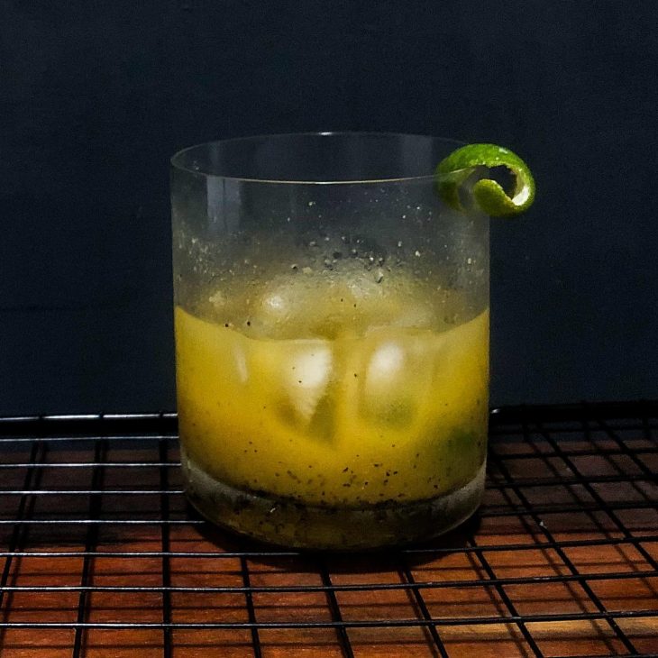 Caipirinha de limão com geleia de maracujá