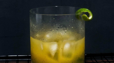 Caipirinha de limão com geleia de maracujá