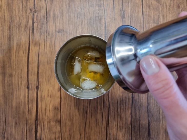 cachaça adicionada à coqueteleira