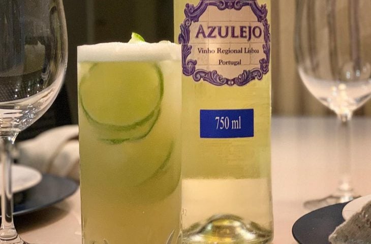 Caipirinha de limão com vinho branco