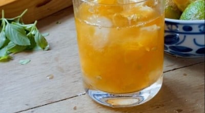 Caipirinha de limão e manjericão