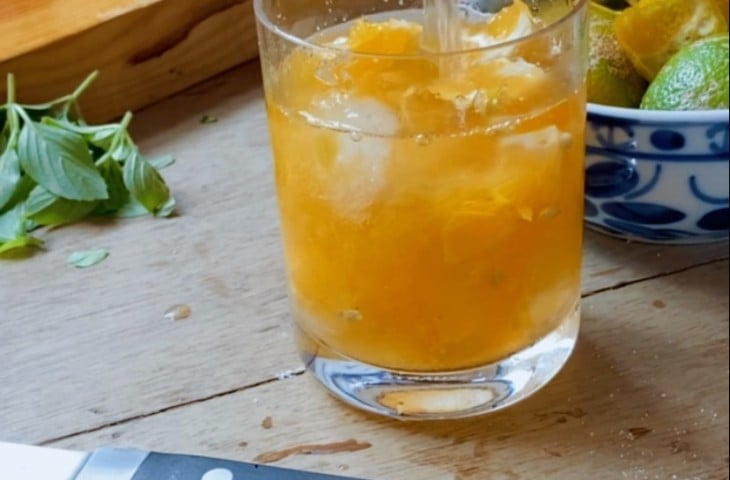 Caipirinha de limão e manjericão