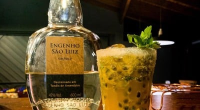 Caipirinha de maracujá e manjericão