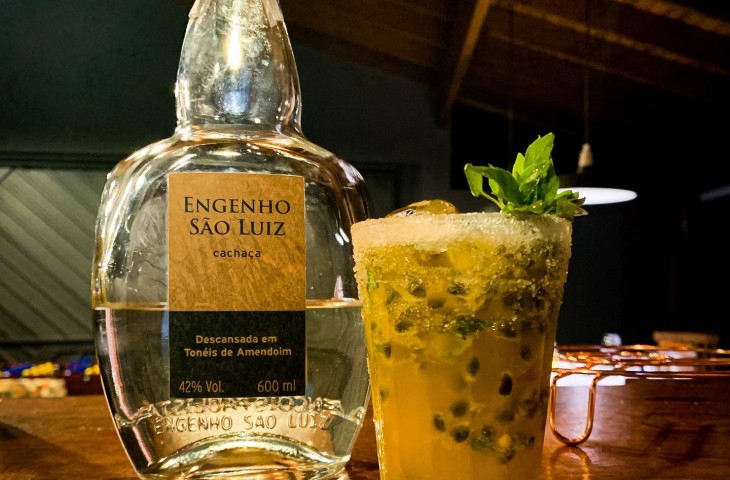 Caipirinha de maracujá e manjericão