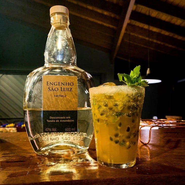 Caipirinha de maracujá e manjericão