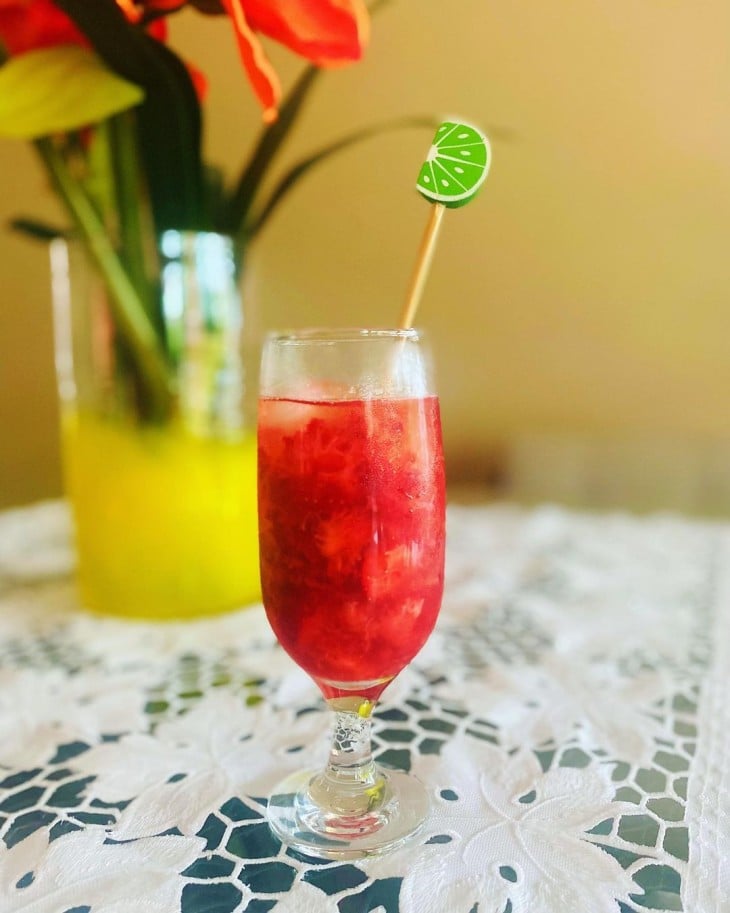 Caipirinha de morango fácil