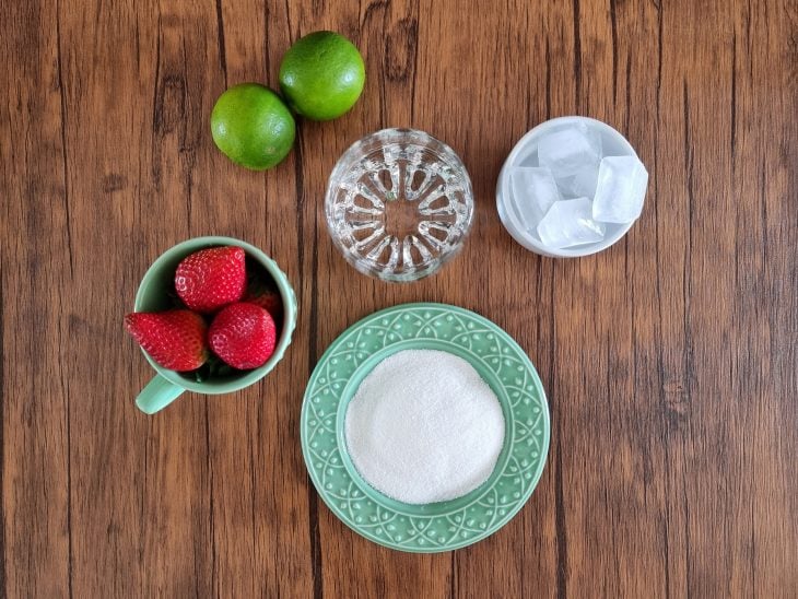 Ingredientes reunidos para a caipirinha de morango
