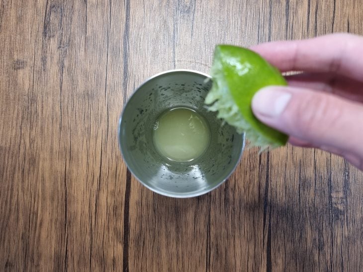 limão espremido para o preparo da caipirinha
