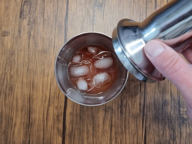 cachaça e gelo acrescentados ao preparo