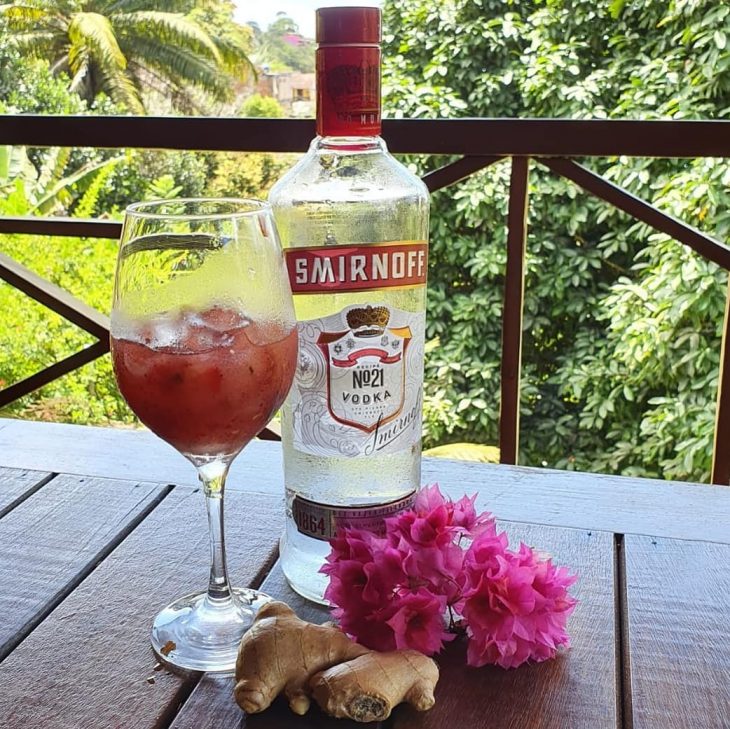 Caipiroska de morango com gengibre