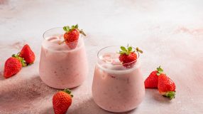 Caipiroska de morango com leite condensado