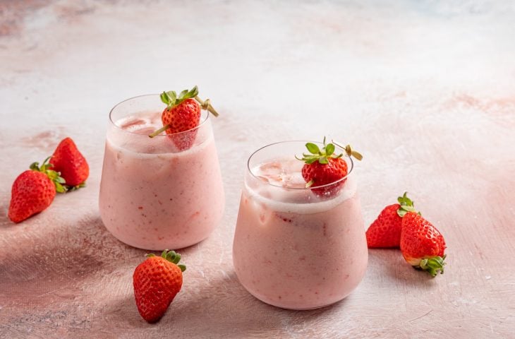 Caipiroska de morango com leite condensado