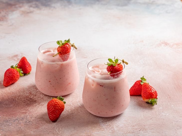Caipiroska de morango com leite condensado