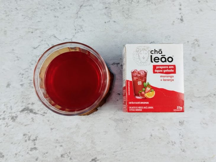 Chá infusionado num copo com água gelada.