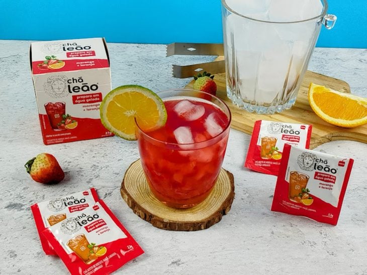 Caipiroska de morango e laranja pronta para consumo.