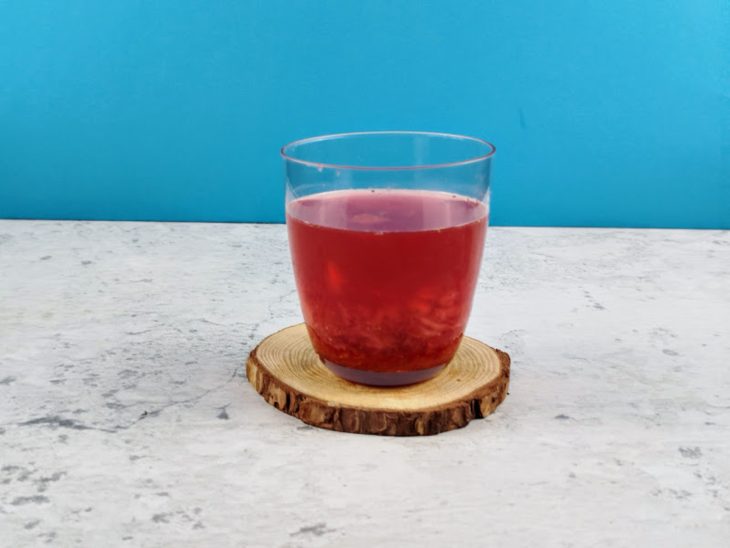 Vodka e chá adicionados no copo.