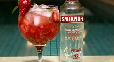 Caipiroska de morango e manjericão