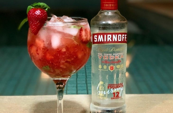 Caipiroska de morango e manjericão