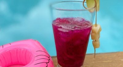 Caipiroska de pitaya e abacaxi