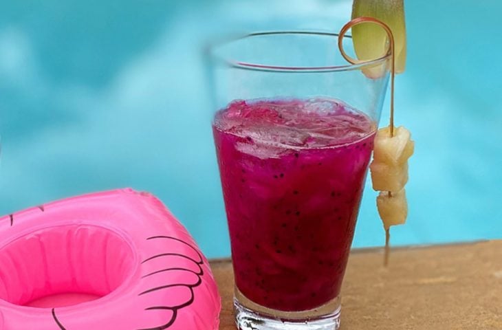 Caipiroska de pitaya e abacaxi