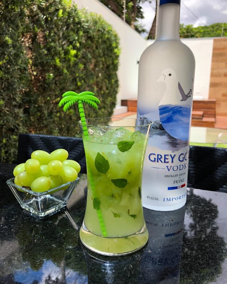 Caipiroska de uva com manjericão