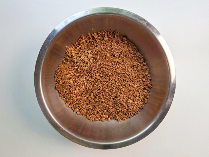 Farinha de amendoim e chocolate misturados na tigela.