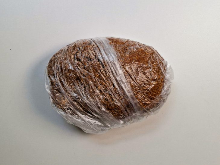 Massa embalada em saco plástico.