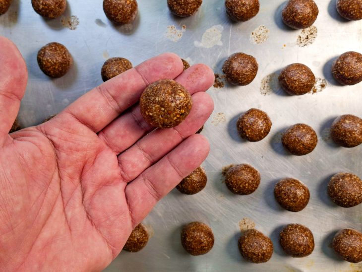 Bolinhas da massa sendo modeladas.