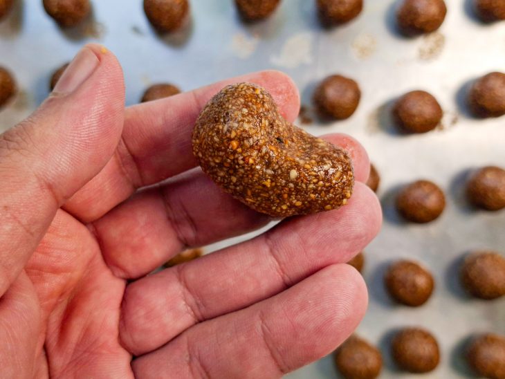 Doce achatado em formato de uma castanha de caju.